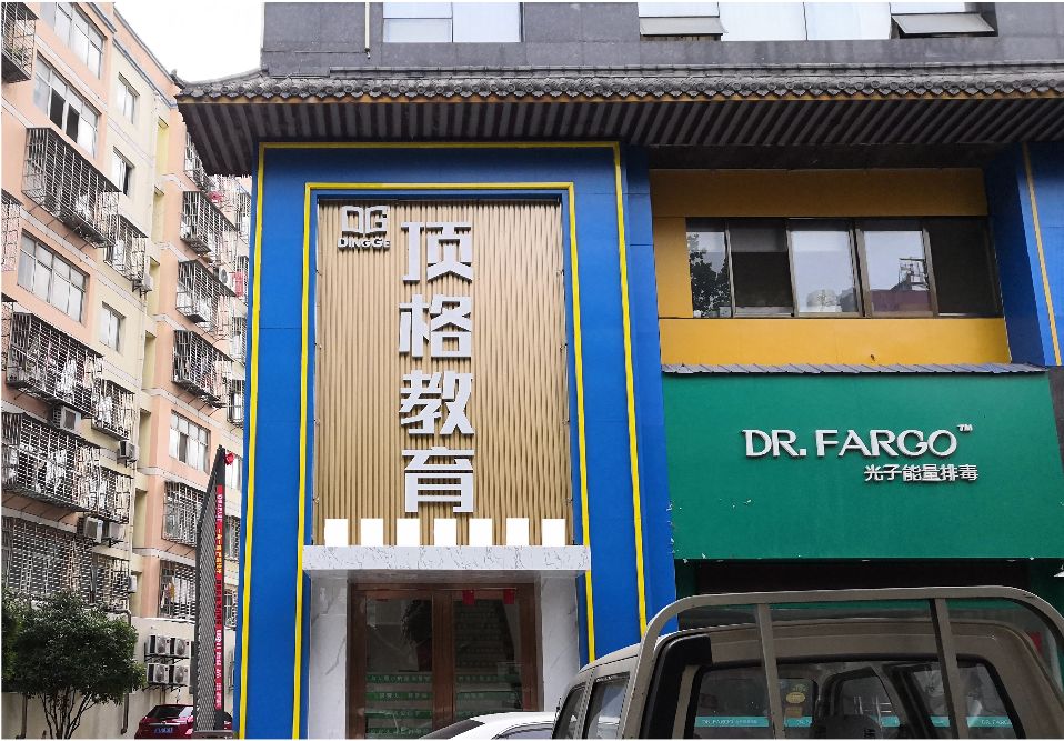 上高门头设计要符合门店特色。