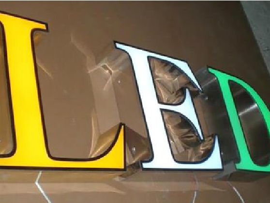 上高介绍LED招牌的基础知识。